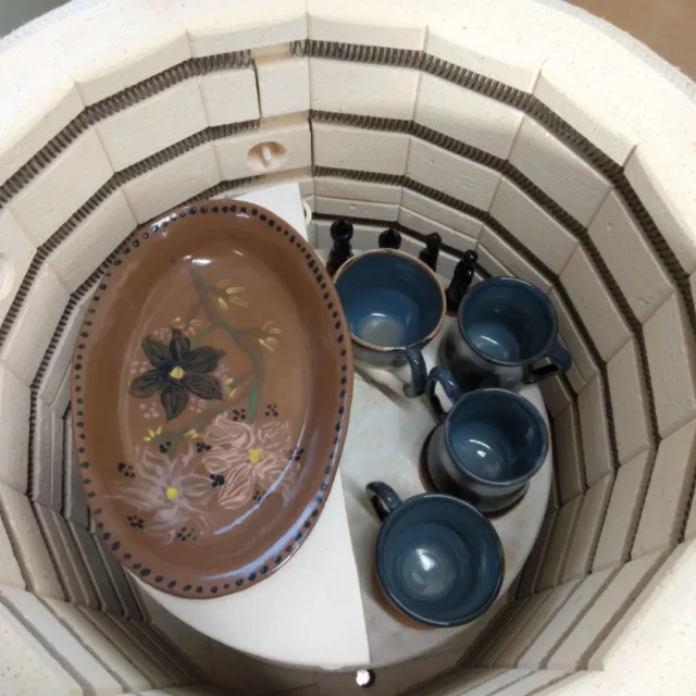 First glaze firing quite a while. Getting ready for 2 Christmas markets this weekend
One in Te Puke this Friday and one at the Oropi market on Sunday. Hope to see you there 😊